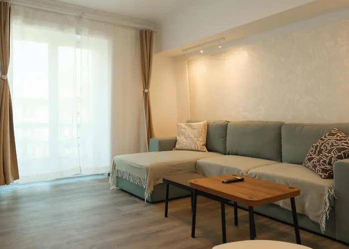 Square Apartment *